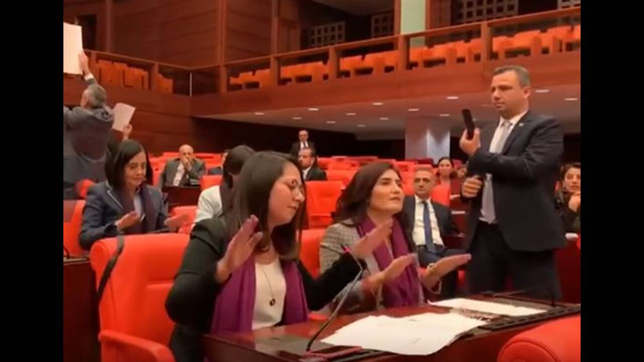 Διαμαρτυρία γυναικών στην τουρκική βουλή- Ο βιαστής είσαι εσύ