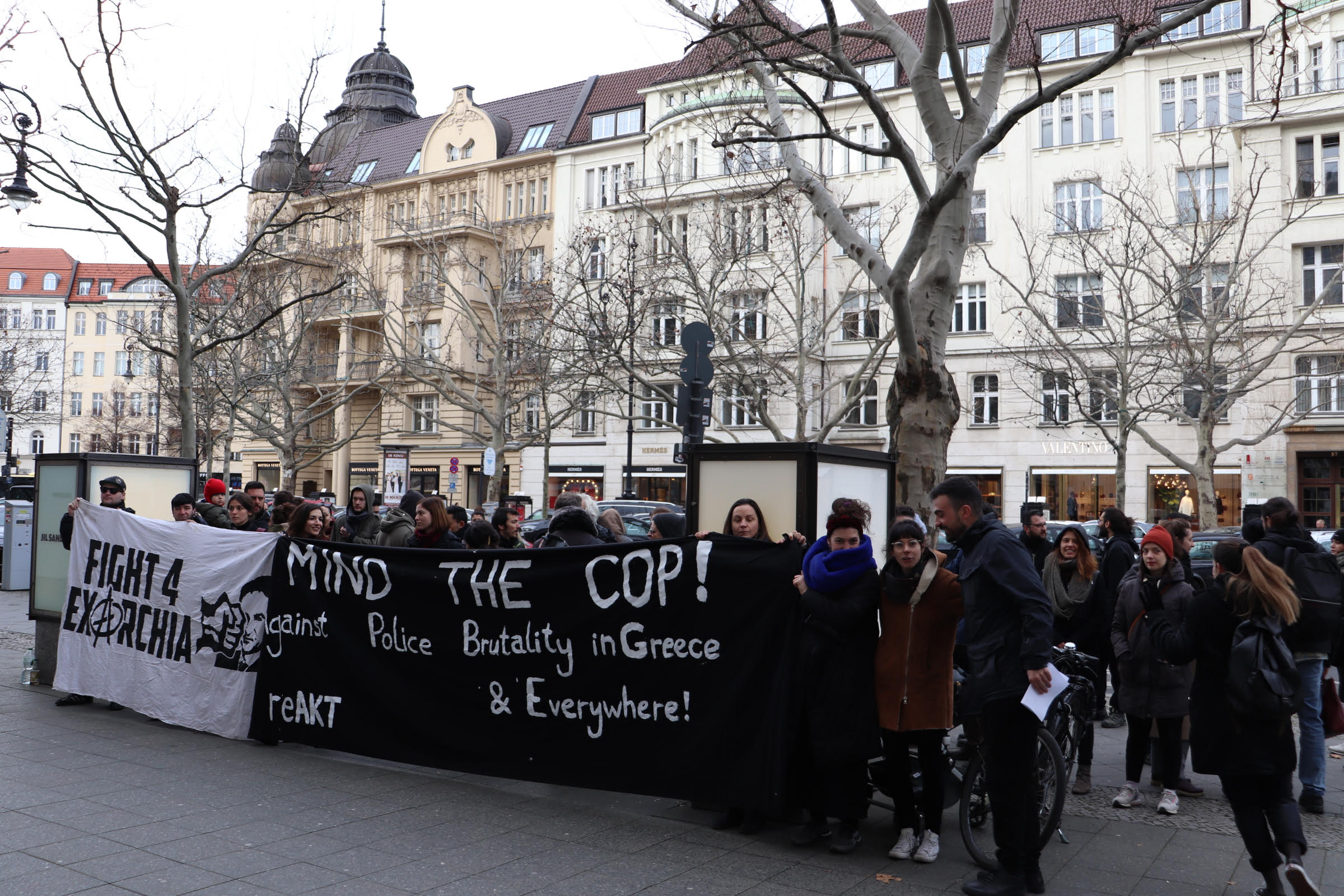 Διαμαρτυρία στην ελληνική πρεσβεία στο Βερολίνο ενάντια στην καταστολή