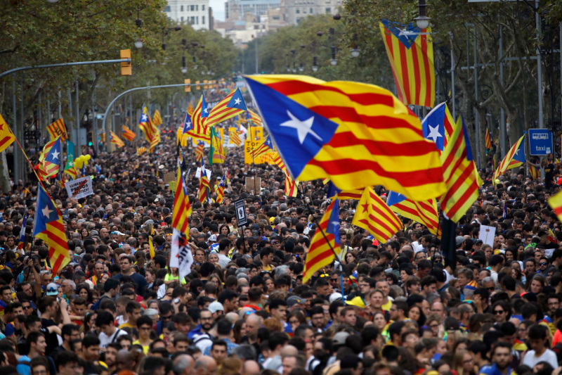 Μεγαλειώδης συγκέντρωση στη Βαρκελώνη – Συγκρούσεις διαδηλωτών με την αστυνομία