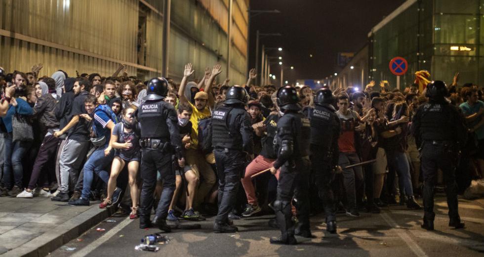 Δεκάδες διαδηλωτές τραυματίστηκαν στη Βαρκελώνη