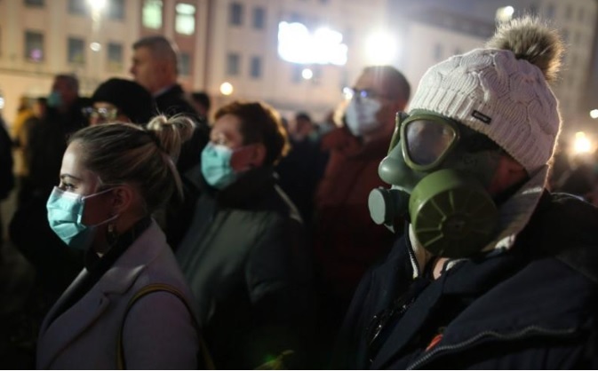 Βόσνιοι με αντιασφυξιογόνες μάσκες βγαίνουν στους δρόμους σε διαδήλωση ενάντια στην ατμοσφαιρική ρύπανση