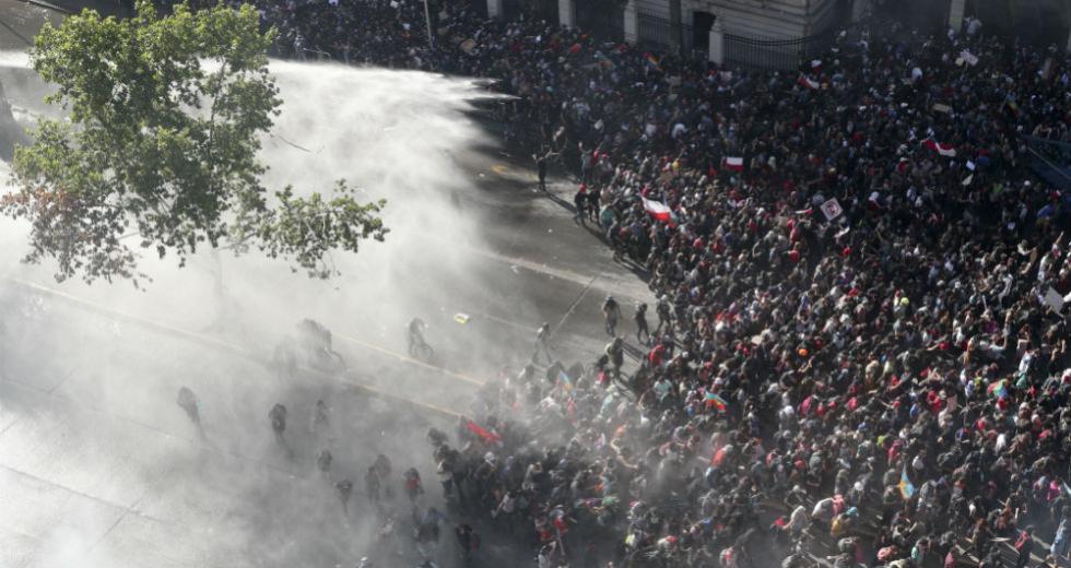 Νέες διαδηλώσεις και επεισόδια παρά τον ανασχηματισμό στη Χιλή