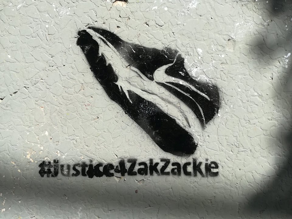 Justice For Zak/Zackie: Ταυτοποιήθηκε ο άνδρας με το κίτρινο μπλουζάκι, η αστυνομία δηλώνει ότι αδυνατεί να τον εντοπίσει