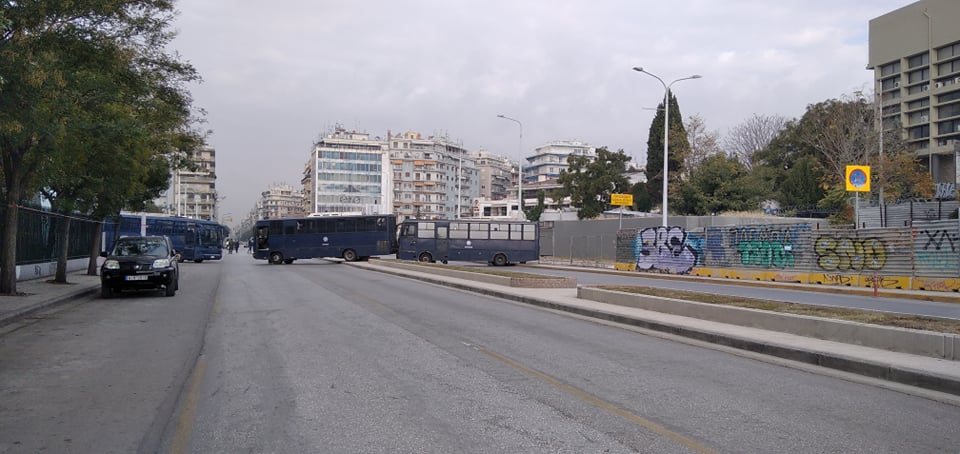 Αστυνομοκρατούμενο το Πολυτεχνείο Θεσσαλονίκης – Κατάθεση στεφάνων μόνο από θεσμικούς φορείς (φωτό)
