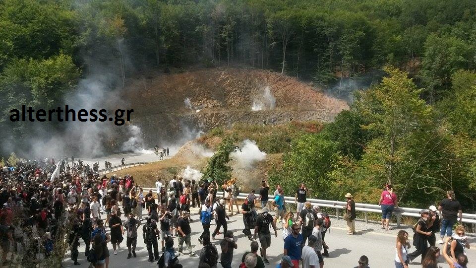 Δακρυγόνα εναντίον διαδηλωτών και προσαγωγές στην πορεία στον Κάκαβο ενάντια στην εξόρυξη χρυσού