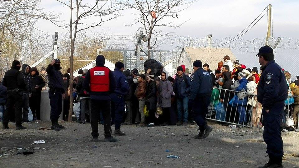 Να αποστέλλει τα δαχτυλικά αποτυπώματα των προσφύγων ζητεί από την Ελλάδα η Κομισιόν