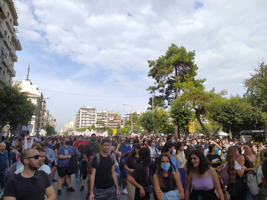 Μαζική αντιφασιστική πορεία στη Θεσσαλονίκη (φωτό και βίντεο)