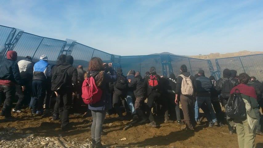 Πορεία στις Σκουριές: Οι διαδηλωτές έριξαν τον φράχτη του ανοιχτού ορύγματος (φωτό και βίντεο)
