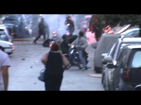 Άνδρας με πολιτικά πάνω σε μηχανάκι συνδράμει σε σύλληψη διαδηλωτή- Κράτος ή παρακράτος;